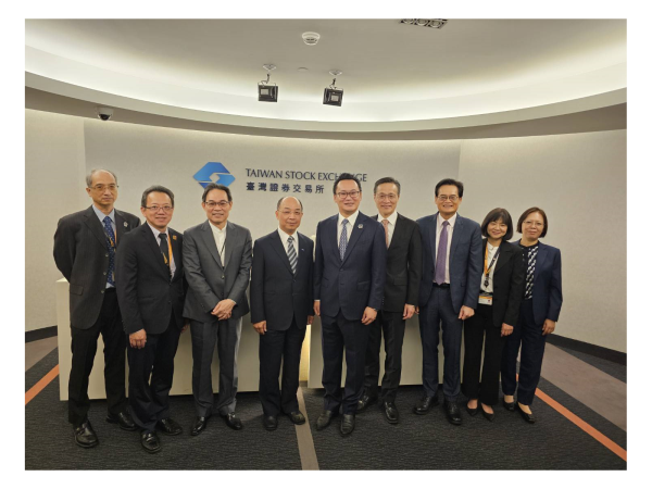 台灣虎航今日送件申請轉板事宜。(左起台灣虎航總稽核宋仲奮、商務長暨發言人許致遠、簽證會計師KPMG林恒昇、臺灣證券交易所上市一部經理陳怡成、台灣虎航董事陳漢銘、總經理張明瑋、輔導券商台新證券總經理陳立國、台灣虎航財務長徐心怡、簽證會計師KPMG楊樹芝)